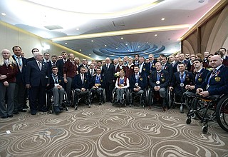 With medallists from Russia’s team at the XI Paralympic Winter Games.