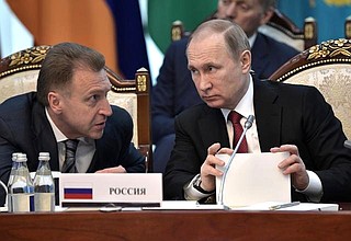 С Первым заместителем Председателя Правительства Игорем Шуваловым на заседании Высшего Евразийского экономического совета.