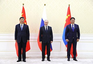 C Председателем КНР Си Цзиньпином и Президентом Монголии Ухнагийн Хурэлсухом.