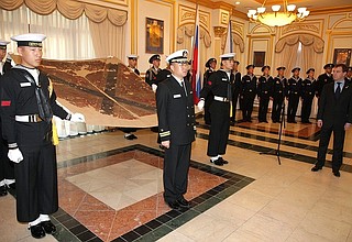 Церемония передачи флага крейсера «Варяг».