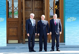 Перед началом встречи на высшем уровне Россия – Европейский союз. С Председателем Европейского совета Херманом Ван Ромпёем (слева) и Председателем Европейской комиссии Жозе Мануэлом Баррозу.