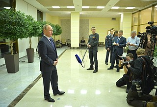 Владимир Путин ответил на вопросы журналистов по завершении встречи с Президентом Французской Республики Франсуа Олландом.