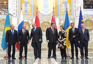 Перед началом встречи глав государств Таможенного союза с Президентом Украины Петром Порошенко в присутствии представителей Европейского союза.