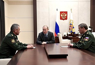 Meeting with Defence Minister Sergei Shoigu and Chief of the General Staff of Russia’s Armed Forces Valery Gerasimov.
