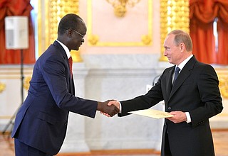 Верительную грамоту Президенту России вручает Чрезвычайный и Полномочный Посол Республики Южный Судан Тел ар Ринг Денг.