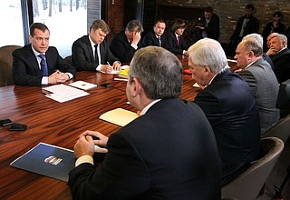 На встрече с руководителями политических партий.