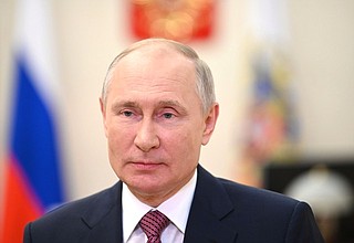 Владимир Путин поздравил выпускников вузов с завершением обучения.
