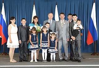 Церемония награждения орденом «Родительская слава». С многодетной семьёй Хайдаршиных из Башкирии.