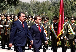 Официальная церемония встречи. С Президентом Таджикистана Эмомали Рахмоном.