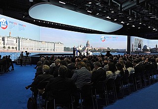 Пленарное заседание Петербургского международного экономического форума.