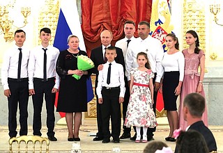На церемонии вручения орденов «Родительская слава». Орденом награждена семья Кошкиных из Сахалинской области.