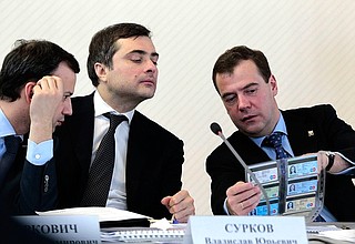 At a meeting of the Commission for Modernisation and Technological Development of Russia’s Economy. With First Deputy Chief of Staff of the Presidential Executive Office Vladislav Surkov (centre) and Presidential Aide Arkady Dvorkovich.
