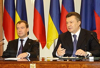 С Президентом Украины Виктором Януковичем на совместной пресс-конференции.
