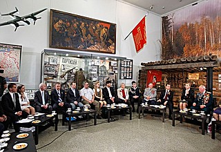 Встреча с ветеранами Великой Отечественной войны и представителями военно-патриотических организаций в Центральном музее Вооружённых Сил.