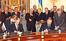 Владимир Путин и Леонид Кучма подписали Договор между Российской Федерацией и Украиной о российско-украинской государственной границе.