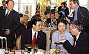 Председатель КНР Ху Цзиньтао и Премьер-министр Люксембурга Жан-Клод Юнкер на официальном завтраке в честь глав иностранных государств и их супруг, прибывших на празднование 300-летия Санкт-Петербурга.