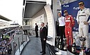 На церемонии награждения победителей Гран-при России по кольцевым автогонкам в классе машин «Формула-1».