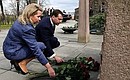 Дмитрий и Светлана Медведевы возложили цветы к Монументу в честь погибших бойцов норвежского сопротивления на территории замка Акерсхюс.