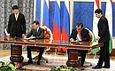 Подписание совместного заявления по итогам российско-таджикистанских переговоров.