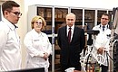 At the Laboratory for the Development and Scaling of Cultivation Technology. Research Associate at the Federal Centre for Brain and Neurotechnoogy, Alexander Moshchenko (left), conducts the tour. Photo: Alexander Ryumin, TASS
