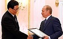 Владимир Путин вручил послу Китая Чжан Дэгуану, завершающему свою работу в России, Благодарность Президента России.