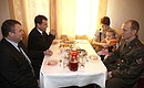 Дмитрий Медведев посетил новое общежитие для военнослужащих на территории воинской части в посёлке Загорянском и вместе с Министром обороны Анатолием Сердюковым побывал в гостях у семьи старшего лейтенанта Игоря Перевозчикова.
