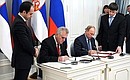 Владимир Путин и Президент Сербии Томислав Николич подписывают Декларацию о стратегическом партнёрстве между Российской Федерацией и Республикой Сербией.