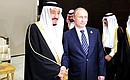 C Королём Саудовской Аравии Сальманом Бен Абдель Азизом Аль Саудом.