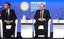 С Президентом Франции Эммануэлем Макроном на пленарном заседании XXII Петербургского международного экономического форума. Фото ТАСС