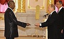 Верительную грамоту Президенту России вручает посол Сомалийской Республики в России Мохамед Мохамоуд Хандуле.