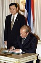 President Putin signing the distinguished visitors\' book at the Thai Government House.