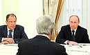 В ходе встречи с государственным секретарём США Джоном Керри. Слева – Министр иностранных дел Сергей Лавров.