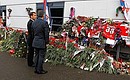 Дмитрий Медведев и Президент Турции Абдуллах Гюль возложили цветы ко входу на стадион «Арена-2000.Локомотив», почтив память хоккеистов, погибших в катастрофе самолёта «Як-42».