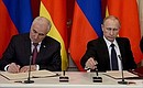 По итогам переговоров Владимир Путин и Леонид Тибилов подписали Договор между Российской Федерацией и Республикой Южная Осетия о союзничестве и интеграции.