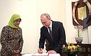 Vladimir Putin signed the Distinguished Visitors Book in the Istana.
