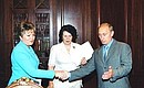 С заместителем Председателя Правительства Валентиной Матвиенко и председателем комитета Госдумы по делам женщин, семьи и молодежи Светланой Горячевой.