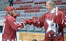С Вячеславом Фетисовым перед началом товарищеского матча звёзд отечественного хоккея.