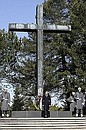 Дмитрий Медведев возложил венок к Кресту героев, установленному на братской могиле финских солдат на мемориальном кладбище Хиетаниеми.