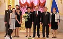 Орденом «Родительская слава» награждены Ирина и Владимир Будниц, воспитывающие 9 детей.