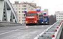 Проезд строительной техники по транспортной развязке на пересечении автомобильной дороги М10 «Россия» и улицы Репина в Химках.