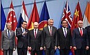 Совместное фотографирование глав делегаций государств – участников Восточноазиатского саммита.