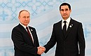 С Президентом Туркменистана Сердаром Бердымухамедовым. Фото РИА «Новости»