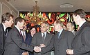 На церемонии подписания соглашения между Тюменской нефтяной компанией (ТНК) и Экспортно-импортным банком США. С президентом ТНК Семеном Кукесом.