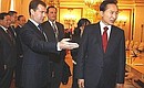 Перед началом российско-южнокорейских переговоров в расширенном составе. С Президентом Республики Корея Ли Мён Баком.