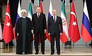 С Президентом Ирана Хасаном Рухани (слева) и Президентом Турции Реджепом Тайипом Эрдоганом перед началом трёхсторонней встречи.