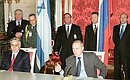 С Президентом Израиля Моше Кацавом на совместной пресс-конференции по окончании российско-израильских переговоров.
