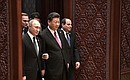 С Председателем КНР Си Цзиньпином и Президентом Арабской Республики Египет Абдельфаттахом Сиси (справа) перед началом заседания круглого стола Международного форума «Один пояс, один путь».