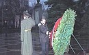 Возложение венка к Мемориалу погибшим в Великой Отечественной войне.