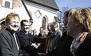 Дмитрий Медведев и Президент Финляндии Тарья Халонен с жителями города Порвоо.