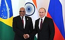 Перед началом неформальной встречи лидеров стран БРИКС. С Президентом Южно-Африканской Республики Джейкобом Зуммой.